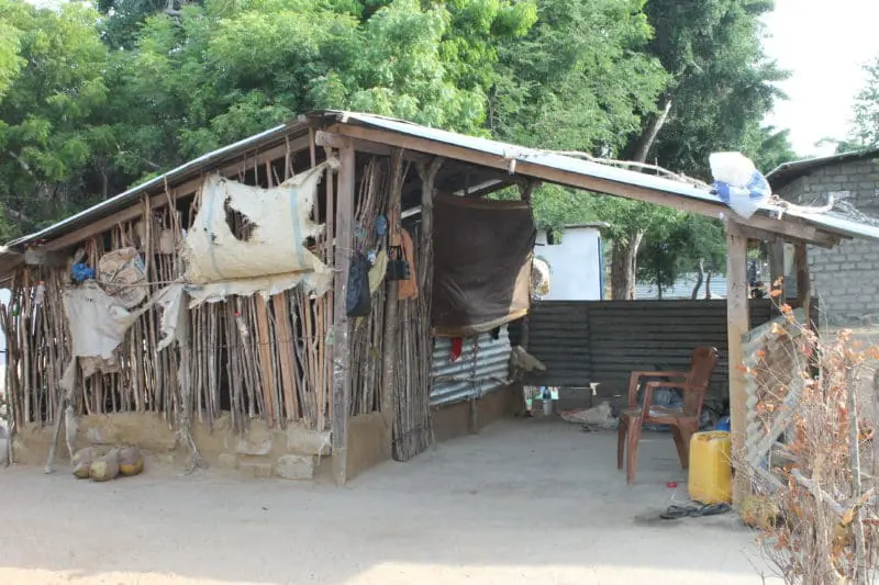 Tidligere hus for en flyktningefamilie nord på Sri Lanka. Familien som bodde her har nylig flyttet inn i et nytt hus tilsvarende det Sandefjord vgs nå bidrar til.