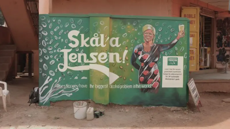 Oljefondet har et alkoholproblem: Siv Jensen på en vegg i Uganda.