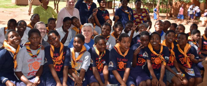 Jenter hjelper jenter i Malawi Jenter hjelper jenter i Malawi