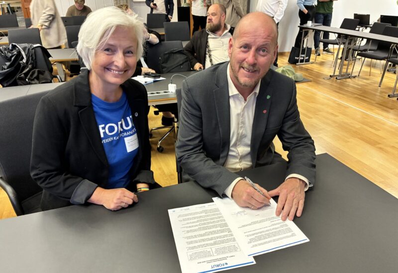 Fylkesordfører i Innlandet Thomas Breen.(Arbeiderpartiet) signerte avtalen sammen med generalsekretær etter vedtaket i fylkesutvalget 24.juni.